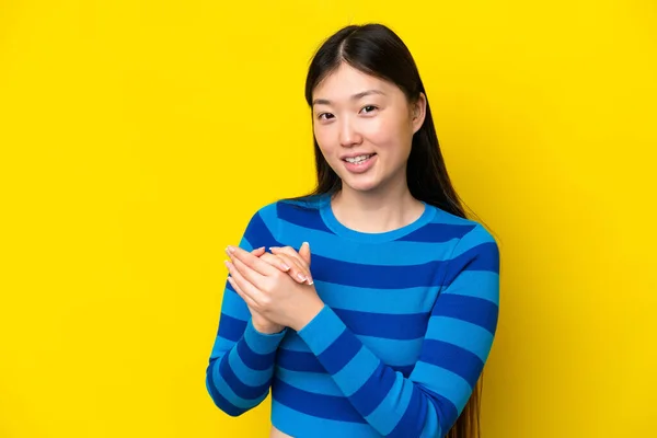 Young Chinese Woman Isolated Yellow Background Applauding — Stockfoto