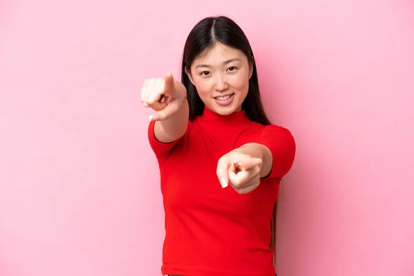 Young Chinese Woman Isolated Pink Background Pointing Front Happy Expression — Stockfoto