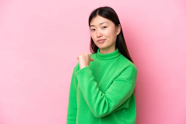 Giovane Donna Cinese Isolata Sfondo Rosa Orgogliosa Soddisfatta — Foto Stock