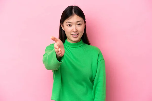Young Chinese Woman Isolated Pink Background Shaking Hands Closing Good — Fotografia de Stock
