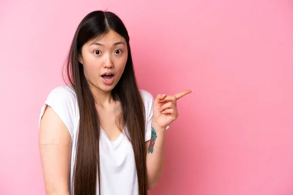Young Chinese Woman Wearing Band Aids Isolated Pink Background Surprised —  Fotos de Stock