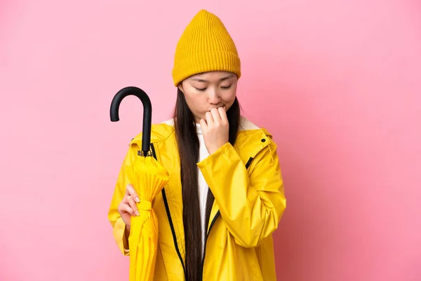 Joven Mujer China Con Abrigo Impermeable Paraguas Aislado Sobre Fondo —  Fotos de Stock