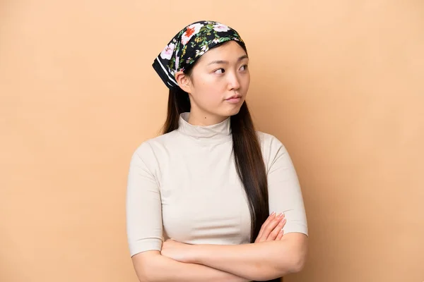 Young Chinese Woman Isolated Beige Background Keeping Arms Crossed — 스톡 사진