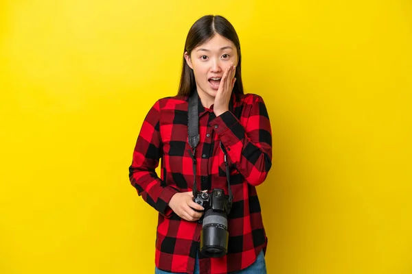 Молодая Фотограф Китаянка Изолирована Желтом Фоне Удивлением Шокированным Выражением Лица — стоковое фото