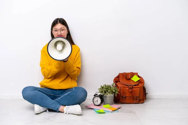 Young Chinese Student Woman Sitting Floor Isolated White Wall Shouting — Foto Stock
