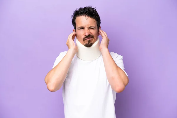 Young Caucasian Man Wearing Neck Brace Isolated Purple Background Frustrated — ストック写真