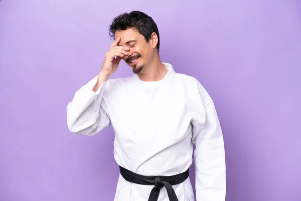 Joven Caucásico Haciendo Karate Aislado Sobre Fondo Púrpura Riendo —  Fotos de Stock