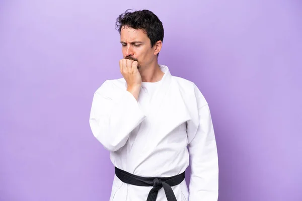 Joven Caucásico Haciendo Karate Aislado Sobre Fondo Púrpura Teniendo Dudas —  Fotos de Stock