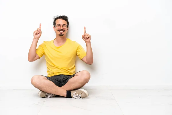 Young Caucasian Man Sitting Floor Isolated White Background Pointing Great — Foto de Stock