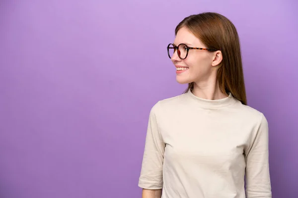 Young English Woman Isolated Purple Background Looking Side — Stockfoto