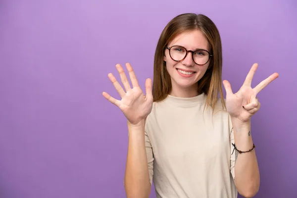 8本指で数える紫の背景に隔離された若い英語の女性 — ストック写真