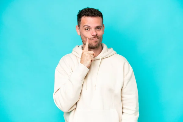 Jeune Homme Beau Caucasien Isolé Sur Fond Bleu Pensée — Photo