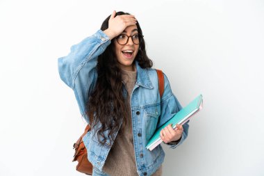 Beyaz arka planda izole edilmiş genç bir bayan yan tarafa bakarken sürpriz jest yapıyor.