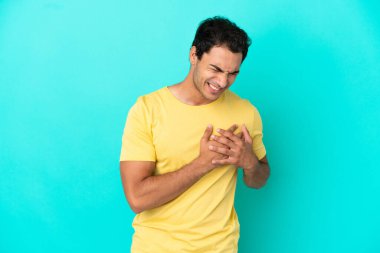 Kafkasyalı yakışıklı, soyutlanmış mavi bir geçmişi var. Kalbinde ağrı var.