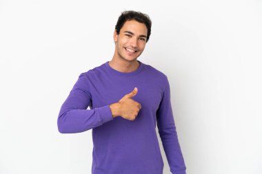 Kafkasyalı yakışıklı bir adam soyutlanmış beyaz bir arka planda baş parmak hareketi yapıyor.