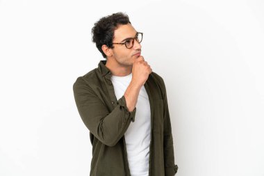 Kafkasyalı yakışıklı bir adam soyutlanmış beyaz arka plan ve yukarı bakıyor.