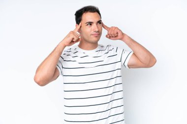 Beyaz arka planda soyutlanmış genç beyaz bir adamın şüpheleri ve düşünceleri var.