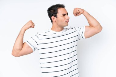 Beyaz arka planda izole genç beyaz adam güçlü jest yapıyor.