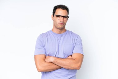 Beyaz arka planda izole edilmiş genç beyaz adam üzgün hissediyor.