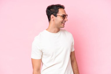 Pembe arka planda izole edilmiş beyaz bir adam.