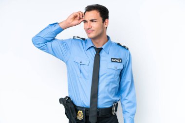 Beyaz arka planda izole edilmiş genç bir polis şüpheleri ve kafası karışmış bir yüz ifadesi var.