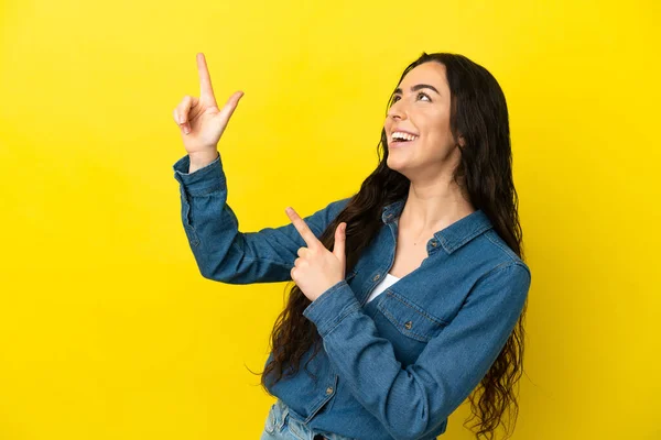 Sarı Arka Planda Izole Edilmiş Genç Beyaz Kadın Işaret Parmağıyla — Stok fotoğraf