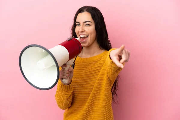 Young Caucasian Woman Isolated Pink Background Shouting Megaphone Announce Something — Stockfoto