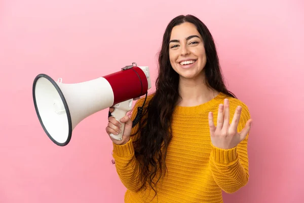 Young Caucasian Woman Isolated Pink Background Holding Megaphone Inviting Come —  Fotos de Stock