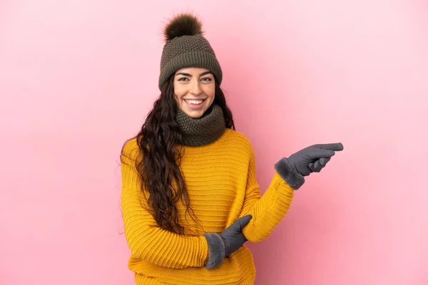 Νεαρό Καυκάσιο Κορίτσι Χειμερινό Καπέλο Απομονωμένο Μωβ Φόντο Δείχνοντας Δάχτυλο — Φωτογραφία Αρχείου