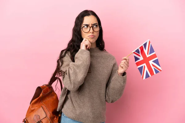 Fiatal Kaukázusi Kezében Egy Egyesült Királyság Zászló Elszigetelt Rózsaszín Háttér — Stock Fotó
