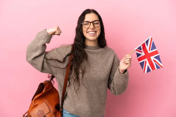 Молодая Белая Женщина Флагом Великобритании Розовом Фоне Делает Сильный Жест — стоковое фото