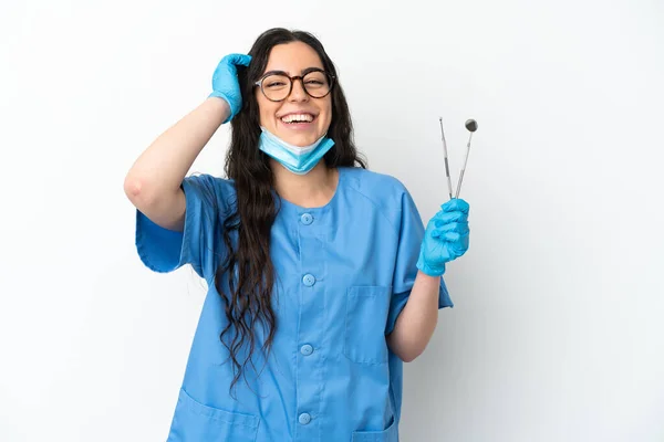 年轻的女牙医拿着被白色背景隔离的工具 面带微笑 — 图库照片