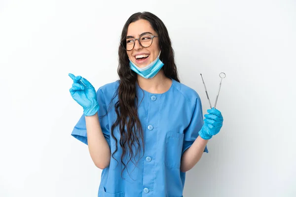 Młoda Kobieta Dentysta Trzyma Narzędzia Izolowane Białym Tle Zamierzając Zrealizować — Zdjęcie stockowe