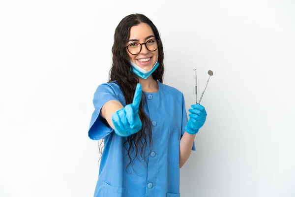 Jovem Dentista Segurando Ferramentas Isoladas Fundo Branco Mostrando Levantando Dedo — Fotografia de Stock