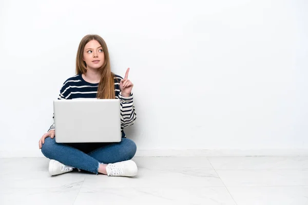 Young Caucasian Woman Laptop Sitting Floor Isolated White Background Thinking — Foto Stock