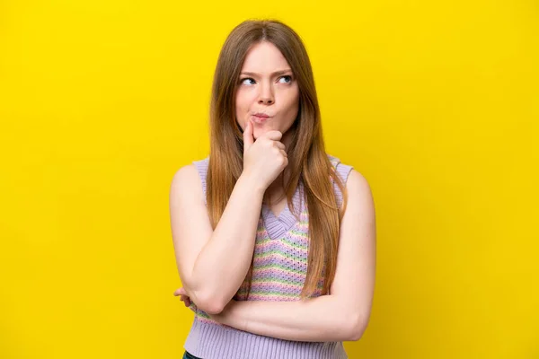 Jovem Caucasiana Isolada Fundo Amarelo Com Dúvidas Pensamento — Fotografia de Stock