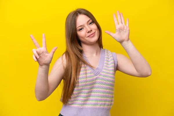 Sarı Arka Planda Izole Edilmiş Genç Beyaz Kadın Parmaklarıyla Sekizi — Stok fotoğraf