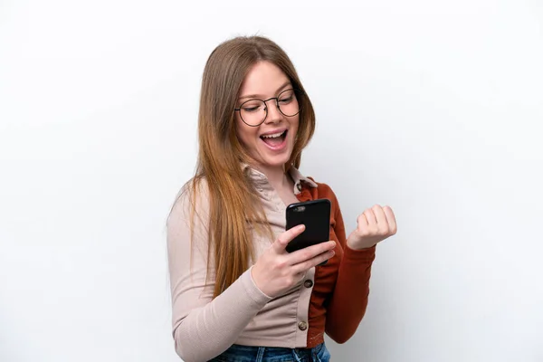 Giovane Donna Caucasica Isolata Sfondo Bianco Con Telefono Posizione Vittoria — Foto Stock