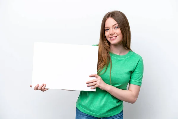 Молода Біла Жінка Ізольована Білому Тлі Тримає Порожній Плакат Щасливим — стокове фото