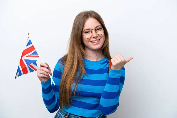 Mladá Běloška Drží Vlajku Spojeného Království Izolované Bílém Pozadí Ukazující — Stock fotografie