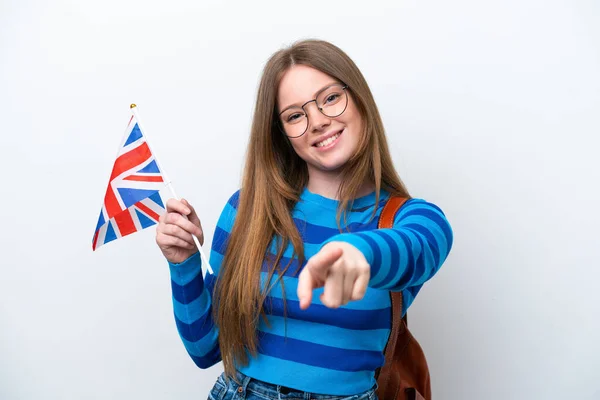 Mladá Běloška Drží Vlajku Spojeného Království Izolované Bílém Pozadí Ukazuje — Stock fotografie