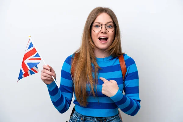 Mladá Běloška Drží Vlajku Spojeného Království Izolované Bílém Pozadí Překvapivým — Stock fotografie