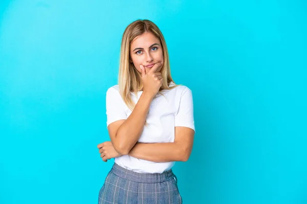 Blond Uruguayansk Flicka Isolerad Blå Bakgrund Med Tvivel — Stockfoto