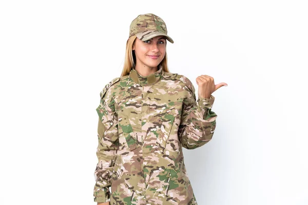 Військова Жінка Ізольована Білому Тлі Вказуючи Бік Щоб Представити Продукт — стокове фото