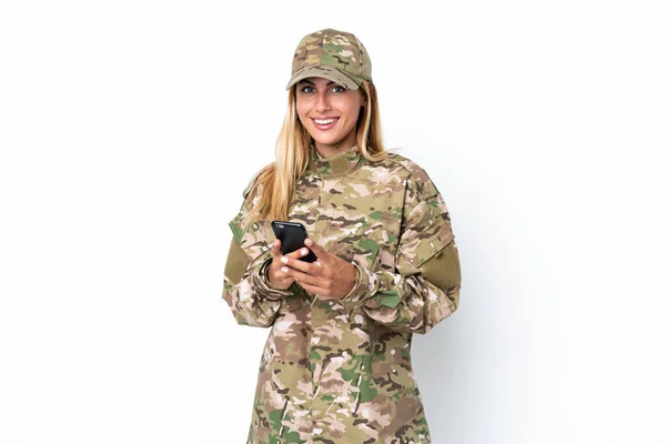 Військова Жінка Ізольована Білому Тлі Надсилаючи Повідомлення Мобільним — стокове фото