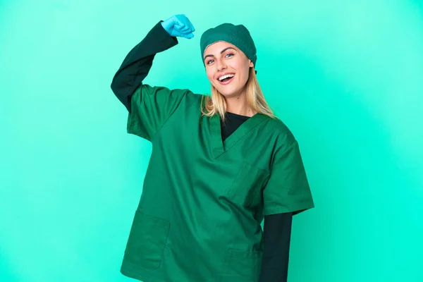 Young Surgeon Uruguayan Woman Green Uniform Isolated Blue Background Doing — Stock fotografie