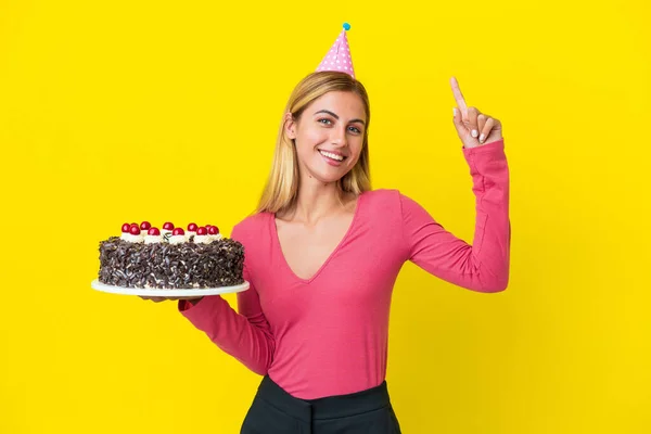 Chica Rubia Uruguaya Sosteniendo Pastel Cumpleaños Aislado Sobre Fondo Amarillo —  Fotos de Stock