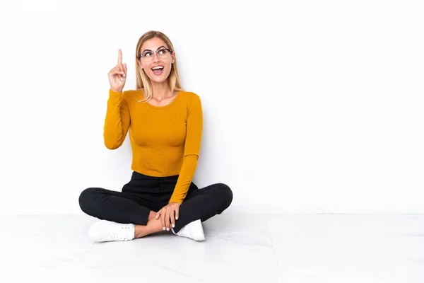 Blonde Uruguayan Girl Sitting Floor Intending Realizes Solution While Lifting — Stockfoto