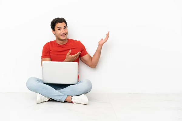 Caucasian Handsome Man Laptop Sitting Floor Extending Hands Side Inviting — ストック写真
