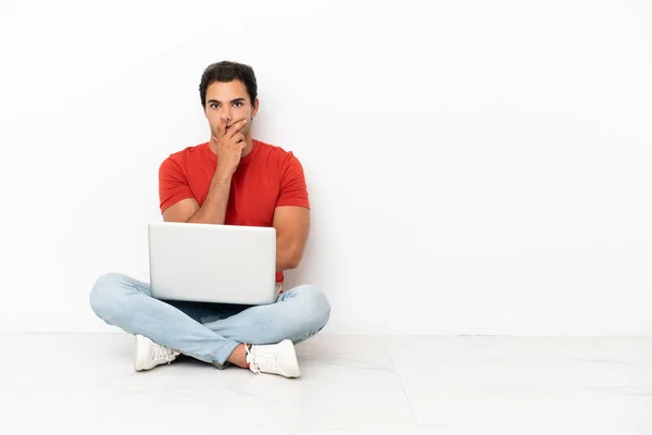 Caucasian Handsome Man Laptop Sitting Floor Surprised Shocked While Looking —  Fotos de Stock